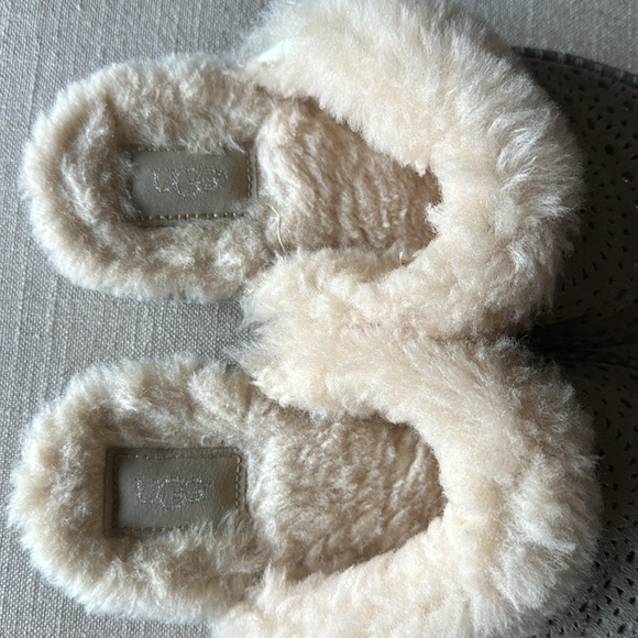 UGG Slippers - Picture 5 of 5